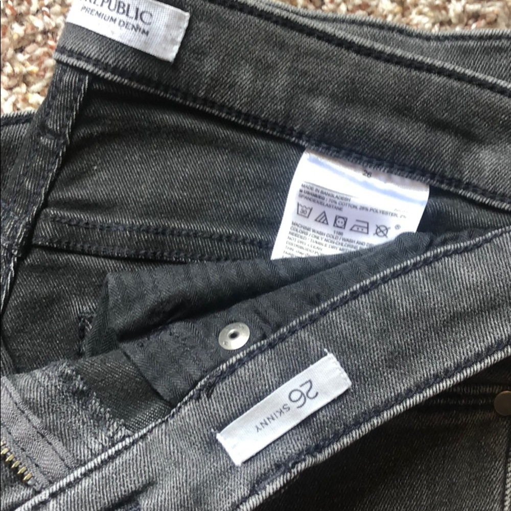 Banana Republic gray distressed denim, skinny fit - Picture 4 of 4